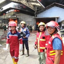 Sinergi Tanggap Darurat: Pelindo Regional 2 Teluk Bayur Bantu Padamkan Api di PT Teluk Luas