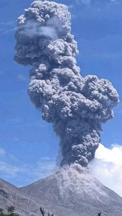 Semburan Abu  Mencapai 7000 Kaki Gunung Lewotobi Laki-Laki  Kembali Naik ke Level IV Awas