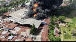Api Lahap Pabrik Karet di Padang, 300 Personel Dikerahkan⁸