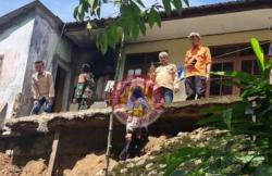 Kuningan Terus Dilanda Longsor, Sejumlah Bangunan Rumah Warga Terancam