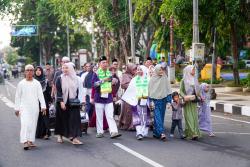 1.831 jamaah haji Lamongan tahun 2025 diberangkatkan menuju Asrama Haji Surabaya
