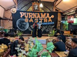 Seniman Bojonegoro Gelar Karya di Purnama Sastra Bojonegoro