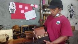 Dari Limbah Jadi Gaya: Tas Kayu Unik Karya Pemuda Tanah Datar Ini Curi Perhatian