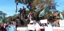 Timbangan Sawit Diduga 'Ngaco', Ratusan Petani di Lebak Demo Pabrik PTPN IV