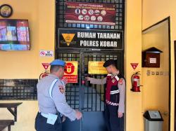 Antisipasi Keamanan, Personel Propam Polres Kobar Rutin Cek Ruang Tahanan 