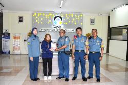 Lanal Cilacap Distribusikan Buku “Bumi Hangus Cilacap 1947” ke Sekolah dan Kampus