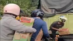 Miris! Warga Jarah Muatan Truk Kecelakaan, Sopir hanya Pasrah Menonton