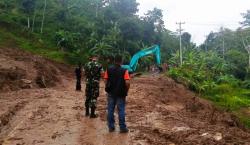 BPBD Terjunkan 2 Alat Berat, Lembur Bersihkan Material Longsor di Jalur Selajambe