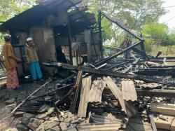 Diduga Akibat Korsleting, Rumah Papan di Pasuruan Hangus Dilalap Api