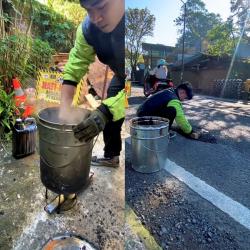 Viral Aksi Inspiratif Driver Ojol Tambal Jalanan Rusak di Bandung jadi Sorotan  Warganet