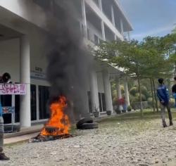 Ratusan Mahasiswa Gelar Aksi Demo, Kampus Unigha Sigli Aceh di Segel