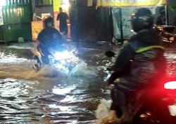Banjir Tahunan di Kota Wingko Babat, Lamongan: Tradisi Buruk yang Tak Kunjung Usai