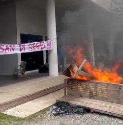 Ini Tuntutan Mahasiswa saat Demo Hingga Kampus Unigha Sigli Aceh di Pasang Spanduk di Segel