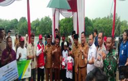 Bupati Ade Kunang Serahkan Jamsostek untuk 1.251 Nelayan di Kabupaten Bekasi