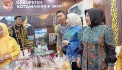 Kunjungi Stan Kobar di Kalteng Expo 2025, Bupati Dukung Promosi Potensi Daerah