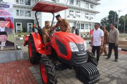 Dorong Pertanian Modern, Pemkab Kuningan Salurkan 63 Unit Alsintan ke Kelompok Tani