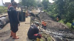 Belum Selesai Diperbaiki, Jalan Jintel-Kedung Padang Kembali Amblas dan Longsor
