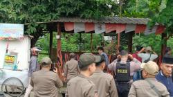 Situasi Tegang! Petugas Gabungan Sisir Posko Ormas di Sukmajaya Depok