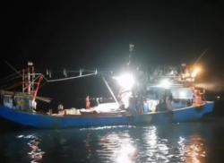 Kapal Long Boat Tenggelam di Perairan Perbatasan Singapura, 30 Penumpang Selamat
