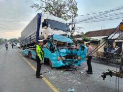 Diduga Mengantuk, Truk Tronton Hantam Dua Kendaraan di Perlintasan Tongas, Satu Orang Tewas