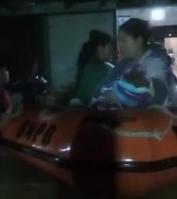 Tim Gabungan Evakuasi Warga Terdampak Banjir, dengan Perahu Karet