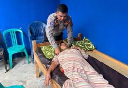 Inspiratif, Polisi di Kebumen Ini Jadi Terapis Gratis untuk Warga