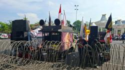 Ribuan Driver Ojol Demo di Kantor Gubernur Jatim, Tuntut Penurunan Potongan Aplikasi-Kenaikan Tarif