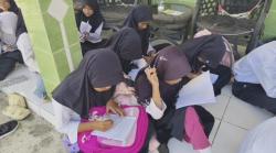 Kekurangan Ruang Kelas, Siswa SDN di Pandeglang Terpaksa Belajar di Teras Sekolah