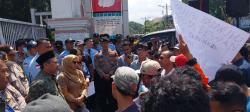 Aksi Ojek Online Lombok Gedor DPRD NTB, Tuntut Solusi atas Potongan Aplikasi hingga 40 persen