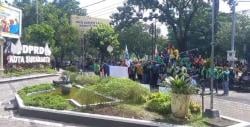 Ratusan Pengemudi Ojol Demo di Kantor DPRD Solo, Ini yang Dituntut