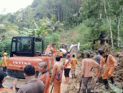 Longsor Trenggalek: Tim Gabungan BPBD Jatim Bersihkan Material dan Evakuasi Korban, 6 Warga Hilang
