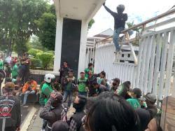 Ratusan Driver Ojol Unjuk Rasa di Kantor Pemda Karawang, Ini Tuntutannya