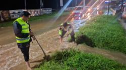 Atasi Banjir di Jalan, 3 Personel Satlantas Polres Tasikmalaya Kota Buat Saluran Darurat