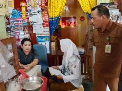 Jelang Idul Adha, Produk Makanan Kedaluwarsa Ditemukan di Toko Kelontong Lingga
