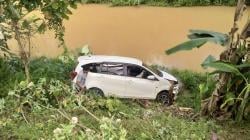 Minibus Nyemplung ke Saluran Irigasi di Banjar, Pengemudi dan Istrinya Selamat