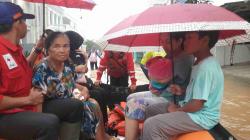 Evakuasi Dramatis di Tengah Banjir Sukaresik, Bayi 2 Bulan dan Lansia Berhasil Diselamatkan