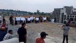 Geram Warga Lokal Tak Dapat Peluang Kerja,  Massa Geruduk Pabrik Tak Berizin di Parunpanjang Bogor
