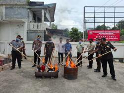 Barang Bukti Kejahatan di Taput Dimusnahkan: Dari Sabu hingga Senjata Tajam Dibakar