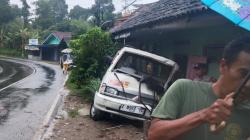 Pikap Putih Tergelincir dan Hantam Rumah Warga di Banjar, Satu Orang Terluka