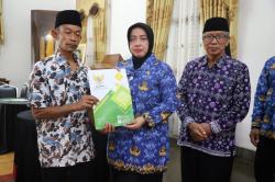 Bupati Serahkan Bantuan untuk Korban Tanah Longsor Desa Pakisarum