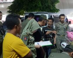 Tegang! PKL Nekat Jualan di Alun-Alun Kebumen, Barang Dagangan Disita Petugas