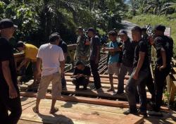 PT SIL Kirim Material Kayu dan Kerahkan Belasan Karyawan Bantu Perbaikan Jembatan Desa Wonoharjo