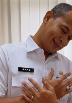 Keceriaan Pecah Kala Sekda Aang Bergaya Tren Viral Seon Ho Smile Challenge di Hari Ulang Tahunnya