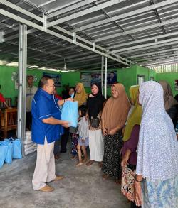 Wilma Fadli salurkan Bantuan Beras dari Anggota DPR RI Ilham Jafar Lan Putra ke Masyarakat