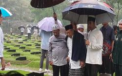 Di Tengah Guyuran Hujan Deras, Quraish Shihab Ikhlas Lepas Kepergian Menantu di TPU Jeruk Purut