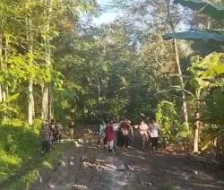 Warga Mulyasari Keluhkan Jalan Desa Rusak Parah, Kades: Berharap Ada Bantuan