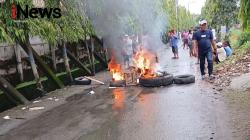 Protes Pembongkaran, Warga Medan Estate Bakar Ban Tolak Penggusuran Rumah oleh Satpol PP