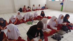 Dua Tahun Tanpa Meja dan Kursi, Pilu Belajar di Lantai Siswa SDN Sukawangi 2