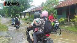 Jalan Rusak dan Bau Menyengat di Gang Setia Mabar Hilir Medan Deli Dikeluhkan Warga