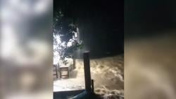 Luapan Sungai Kaliwera Sidamulih Terjang Permukiman, Warga Panik Selamatkan Barang